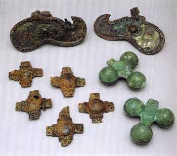崇信寺10号墳の馬具の数々の写真
