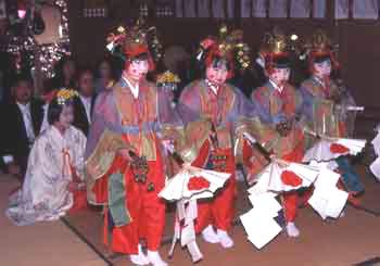 乙女神楽を舞う4人の子どもの画像