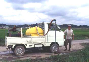 車で水くみしているおじいさんの様子