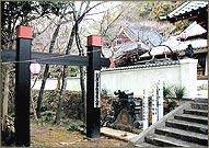 歴史の散歩道コースの入口(黒門)の写真
