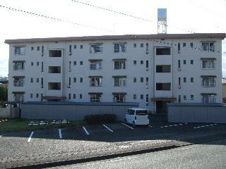4階建て、建物の前の駐車場のある町営住宅大門団地の写真