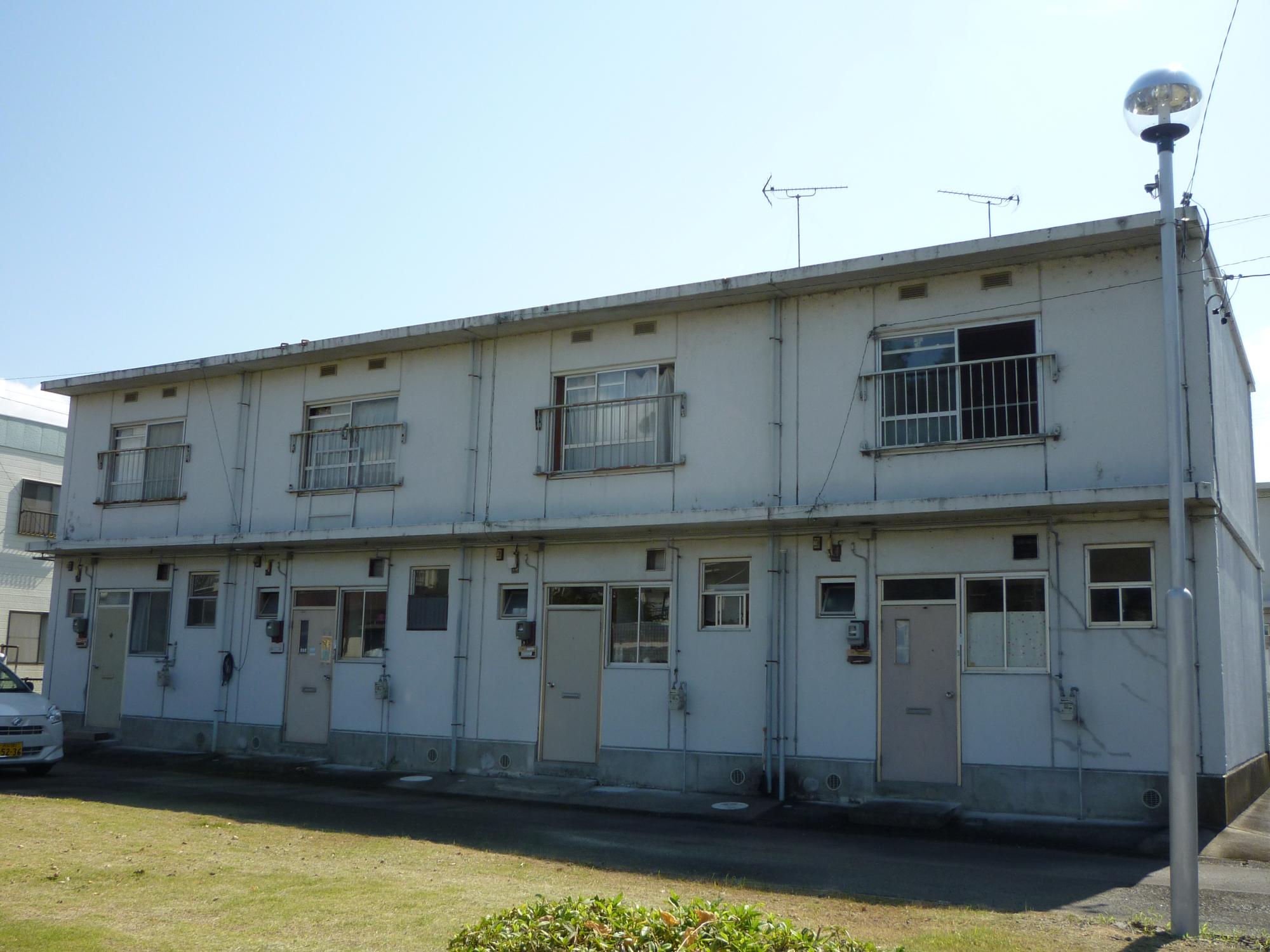 2階建て白い外観の町営住宅中川第2団地の写真