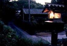 秋葉神社への参道沿いにあった常夜灯の写真