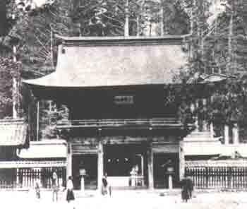 明治15年消失以前の小國神社楼門と社殿の写真
