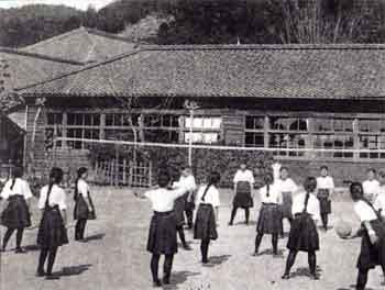 森町実科高等女学校の校庭でバレーボールをしている女学生の写真