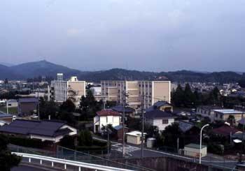 現在の静岡県立森高等学校校舎の外観の写真
