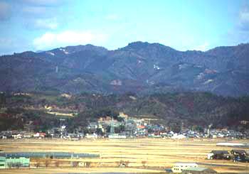 遠江の国見岳本宮山と一宮神領域を遠くから撮った写真