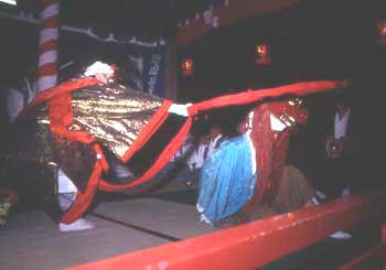 須佐之男(すさのおが竹ノ輪 を獅子に掛けて捕らえる場面の写真