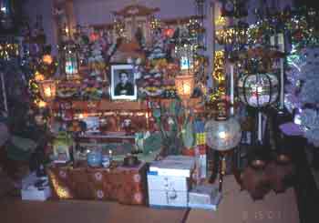 初盆の飾りで飾られた仏壇の写真