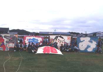 森の武家凧 (ぶかだこ)に参加した人たちと凧の集合写真