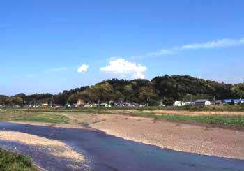 川向うから撮影した太田川と高平山の写真