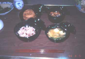 庚申 ( こうしん ) さまがつくられたご馳走(赤飯・みそ汁・ヒリューズ ・煮豆)の写真