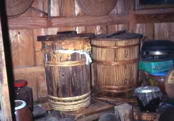 味噌部屋の味噌樽の写真