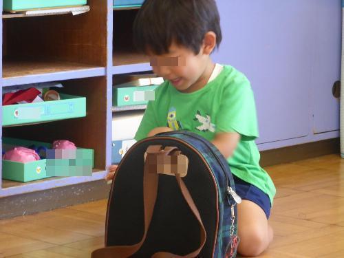 かばんをしまうよ