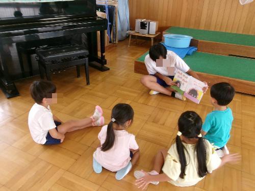 絵本の読み聞かせ
