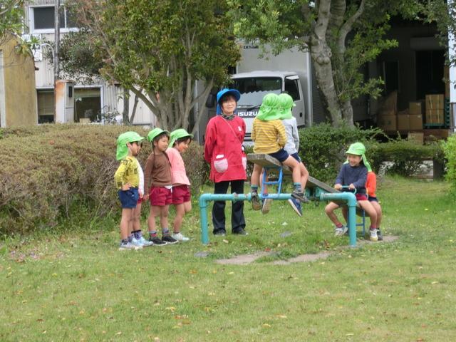 第2公園で、シーソー遊びをしている園児たちと見守る職員の写真