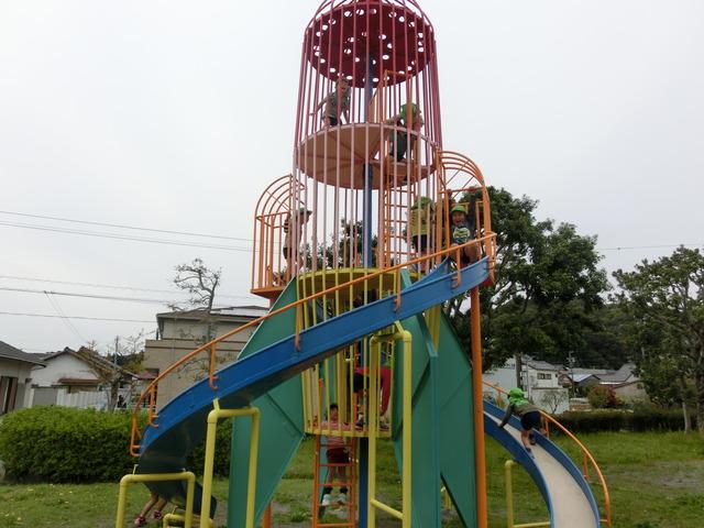 第2公園で、ロケット型のすべり台で遊ぶ園児たちの写真