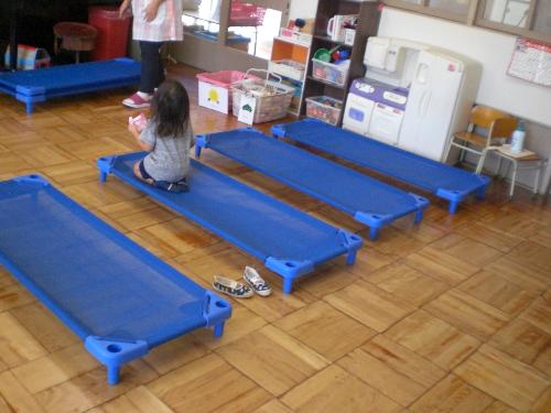 お昼寝コット準備中