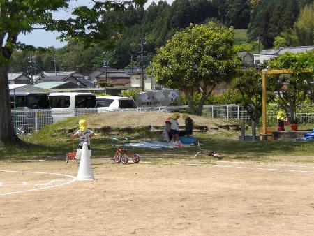 園庭で遊ぶ年少児