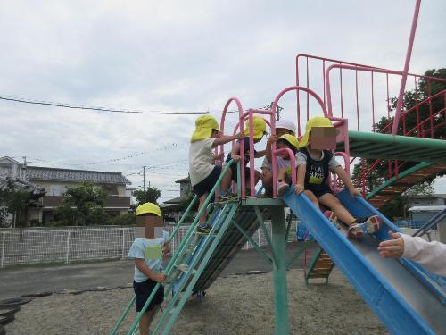 年少さんが滑り台で遊んでいます