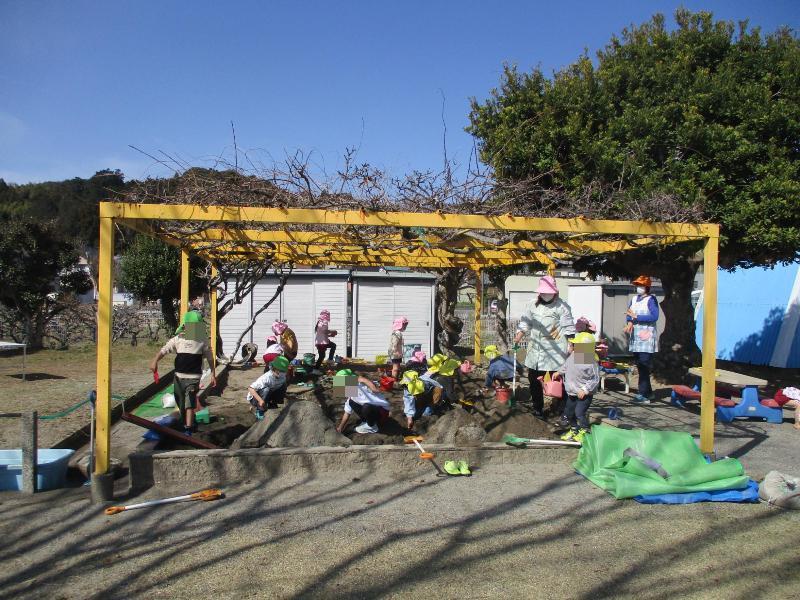 砂場で遊ぶみんな